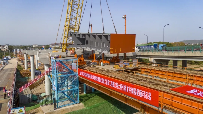 建武高速建設新進展！衢江特大橋首段鋼梁精準架設
